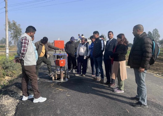 कोहलपुरमा कमसल कालोपत्रे उप्काइयो, बन्यो नयाँ असफाल्ट पिच